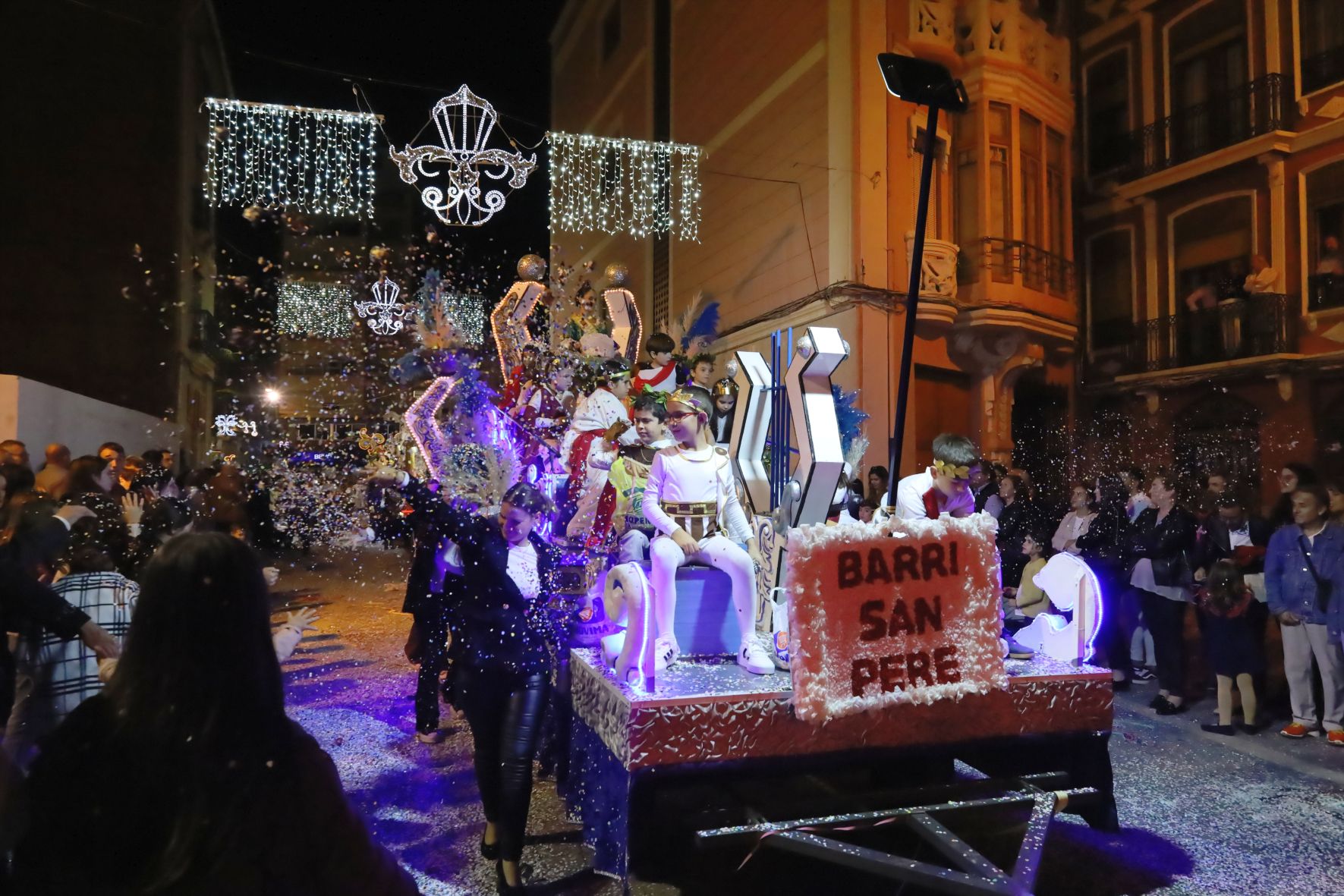 Todas las fotos del colorido desfile de carrozas de la Fira d'Onda