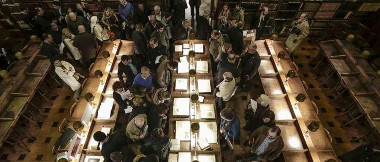 Asistentes a una de las muestras de la biblioteca del Seminario.