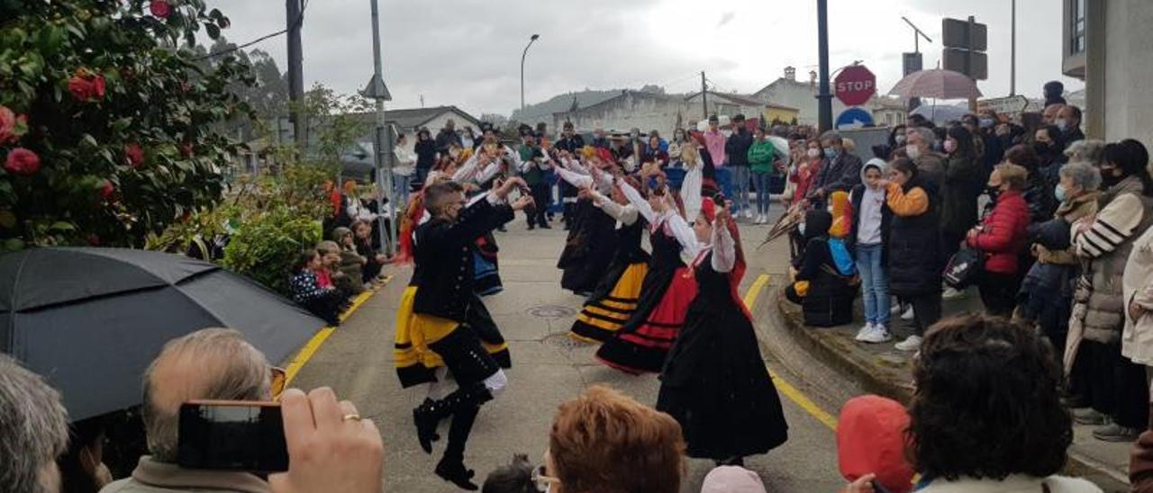 Asistentes a la fiesta de A Magdalena, en Betanzos el pasado lunes.   | // LA OPINIÓN