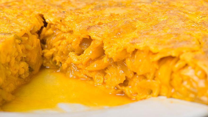 El bar de Santiago que gasta 2.700 huevos al día para hacer la tortilla de la que todo el mundo habla