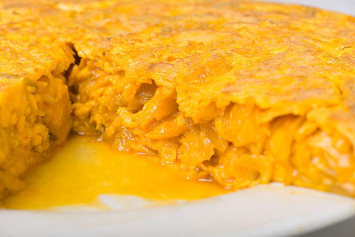 El bar de Santiago que gasta 2.700 huevos al día para hacer la tortilla de la que todo el mundo habla