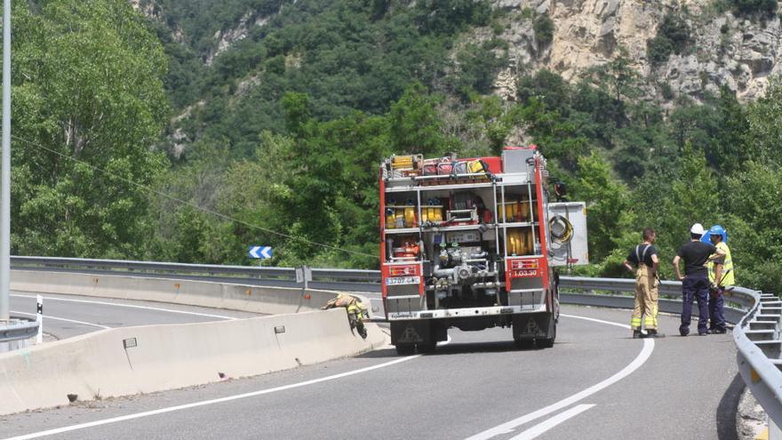 La caiguda de dos cables elèctrics obliga a tallar la C-16 a Cercs més de dues hores