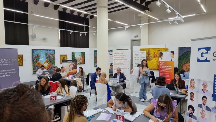 75 puestos de trabajo, 230 entrevistas y 23 empresas ofertantes de empleo en la Feria de Empleo de Xàtiva
