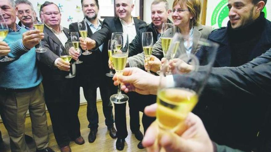 Un grupo de hosteleros participantes en la iniciativa brindan con sidra con las autoridades, ayer, en la Oficina de turismo.