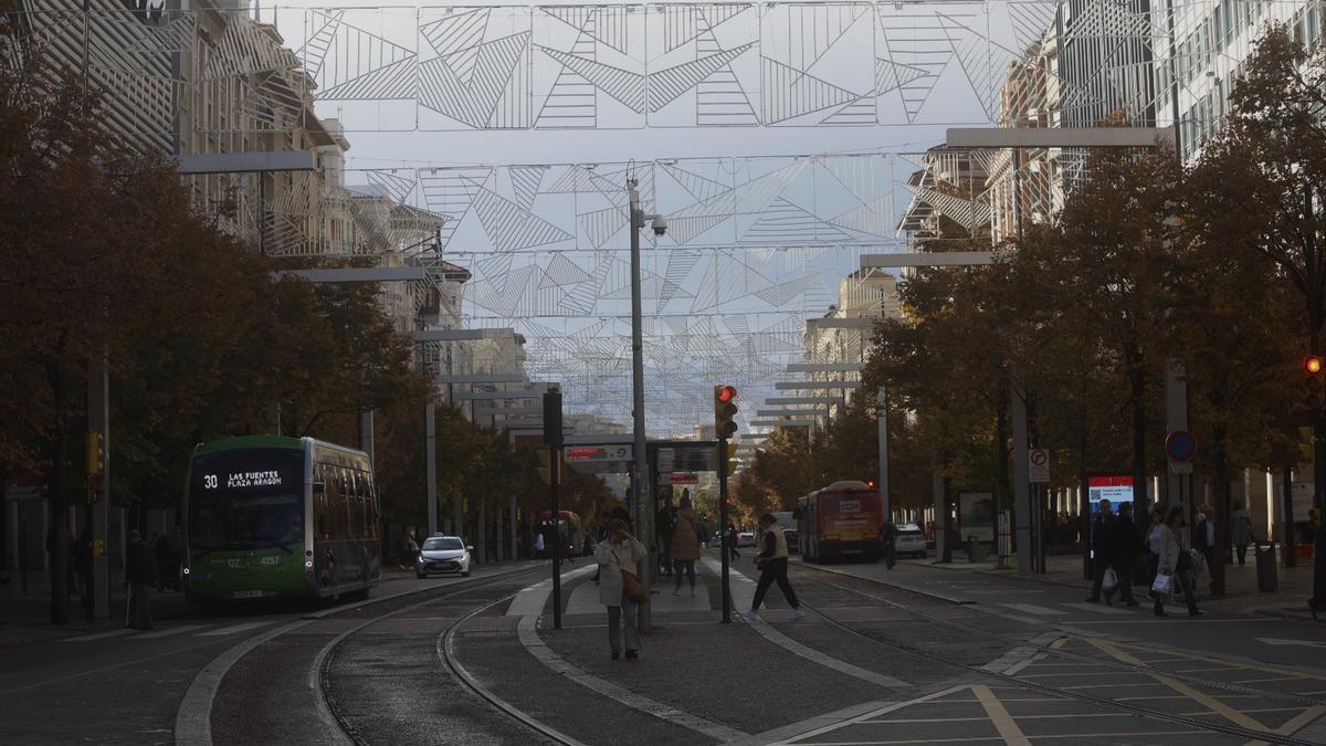 EN IMÁGENES | Las calles de Zaragoza se engalanan con las luces de Navidad