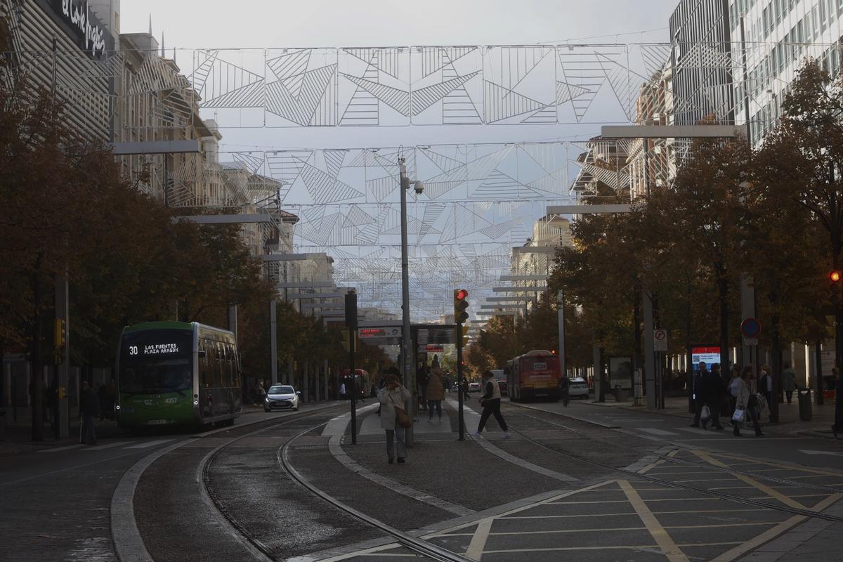 EN IMÁGENES | Las calles de Zaragoza se engalanan con las luces de Navidad