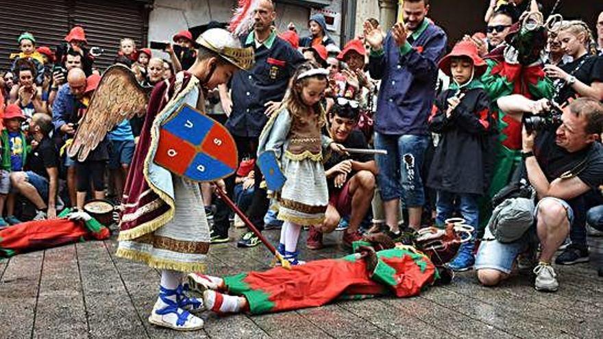 Salt de maces amb els angelets dins de la rotllana a la Patum de Lluïment un cop ja havien petat tots els fuets