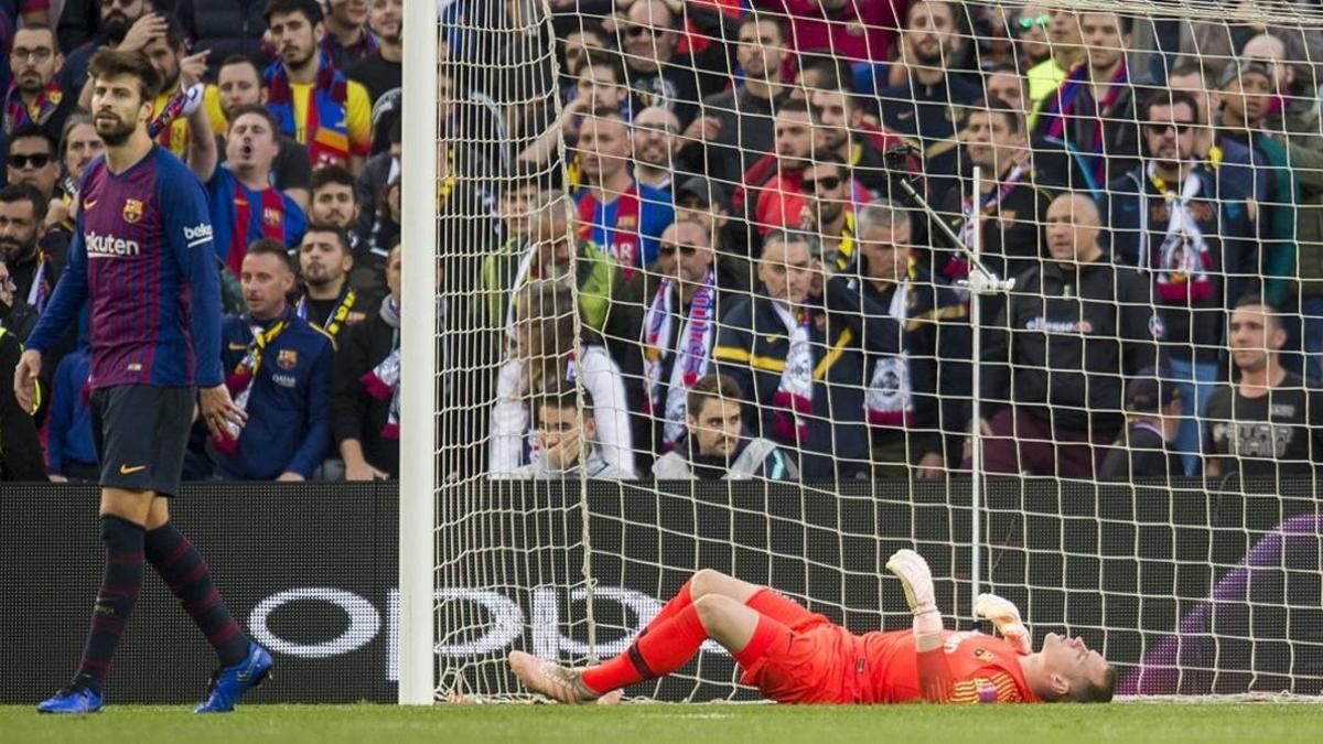 Ter Stegen, abatido tras recibir uno de los cuatro goles del Betis en el Camp Nou.