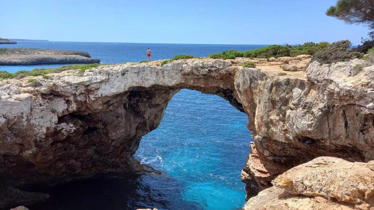 El puente natural desde el que se ha lanzado el joven en Cala Varques, en Manacor, en una imagen de archivo.