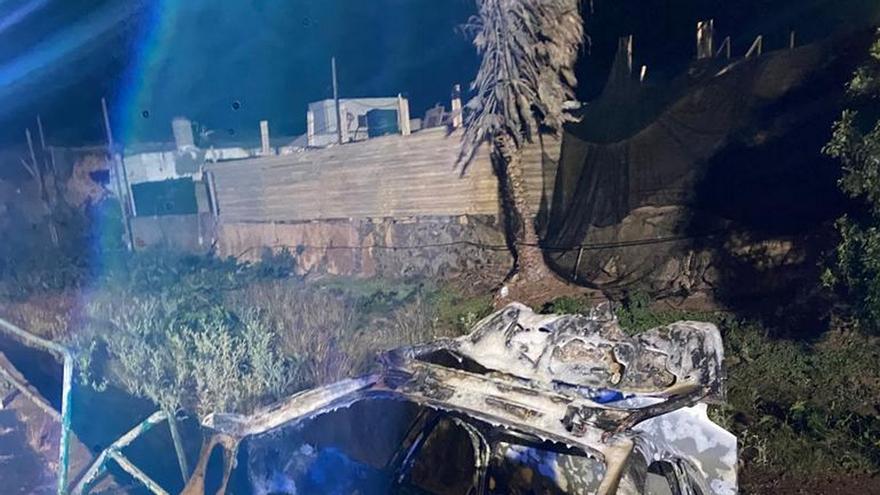 Un coche arde tras salirse de la carretera en Telde