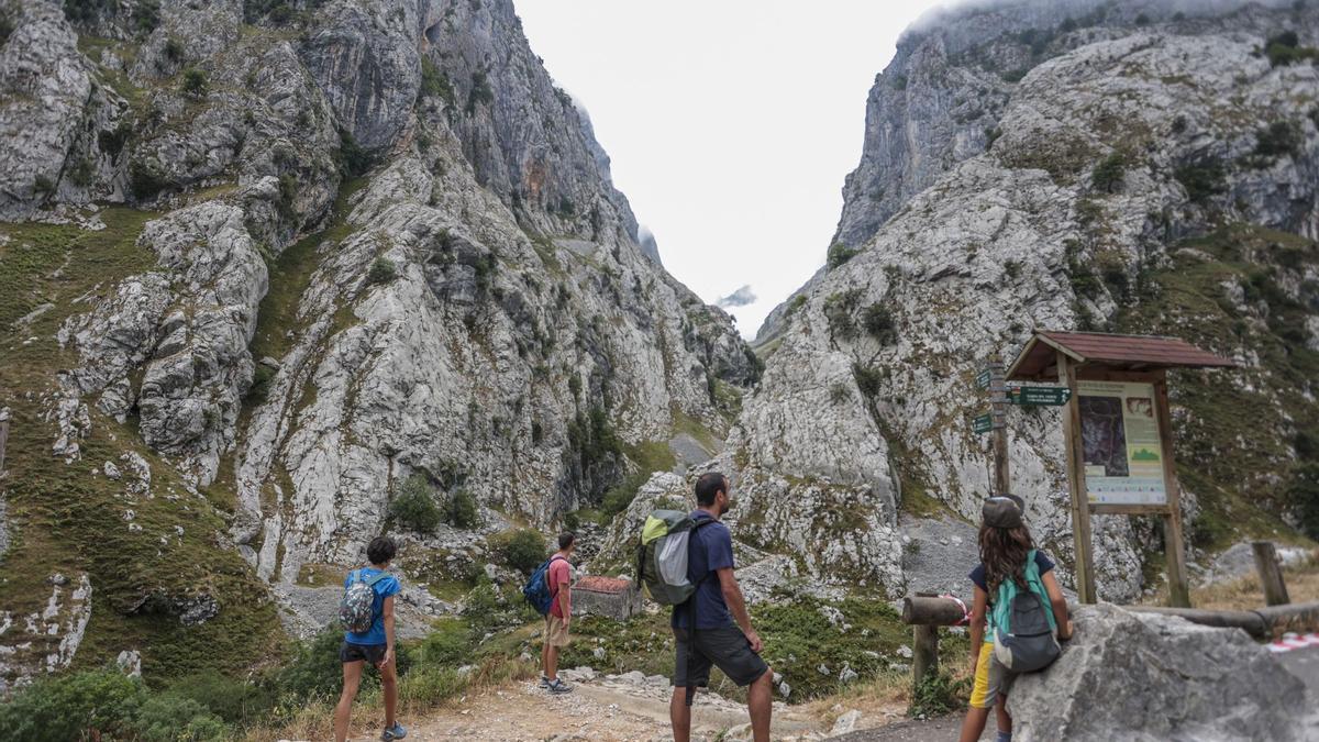 Los senderistas recorren la ruta del Cares en pleno agosto.