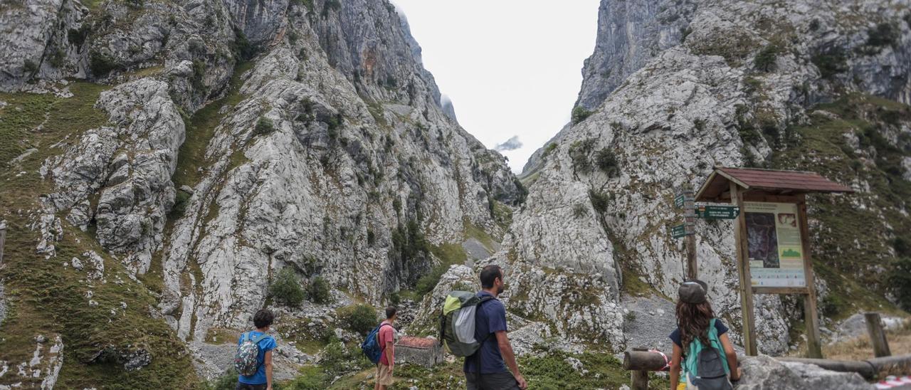 Los senderistas recorren la ruta del Cares en pleno agosto.