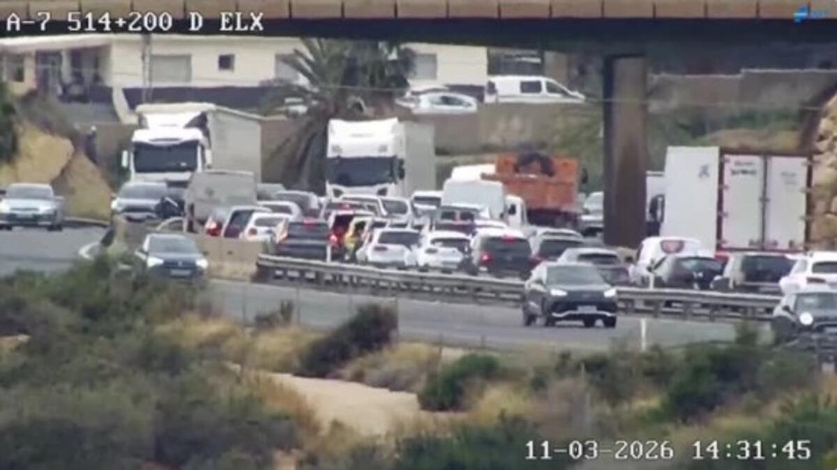 Un alcance complica la A-7 en Elche, sentido Murcia, con hasta 2 kilómetros de retenciones.