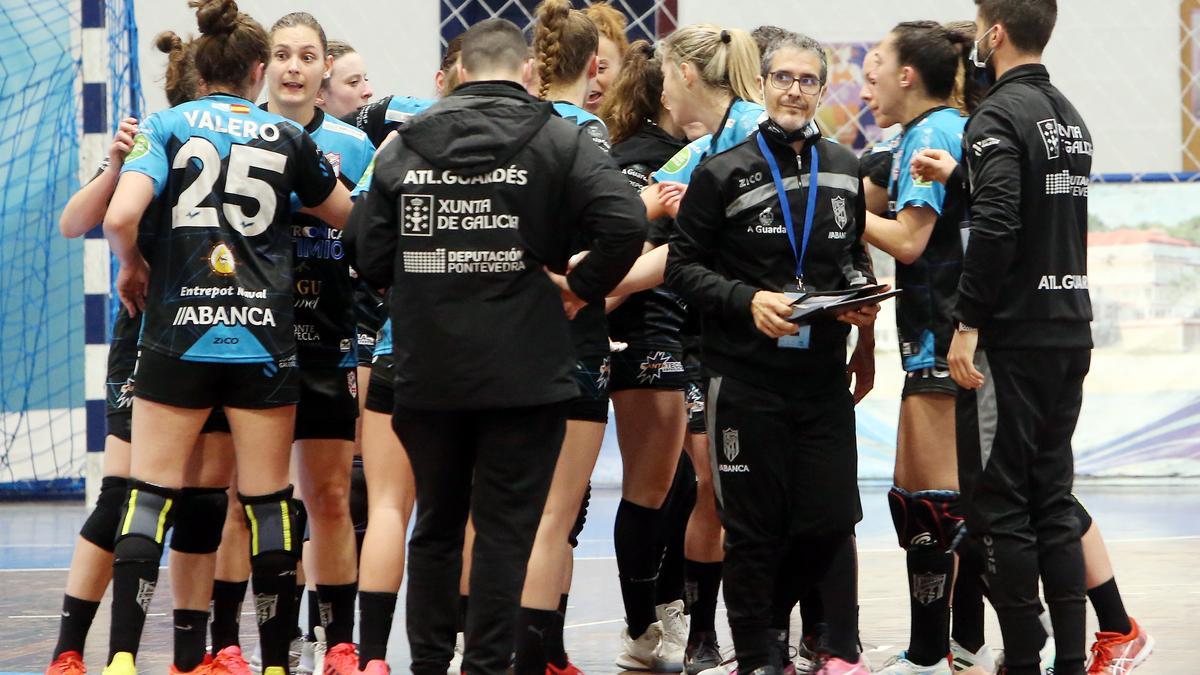 José Ignacio Prades y sus jugadoras, durante un tiempo muerto.