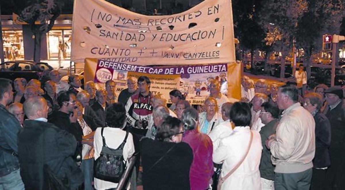 Protesta bisetmanal 8 L’última acció de la plataforma Salvem el CAP de la Guineueta, ahir a la tarda.