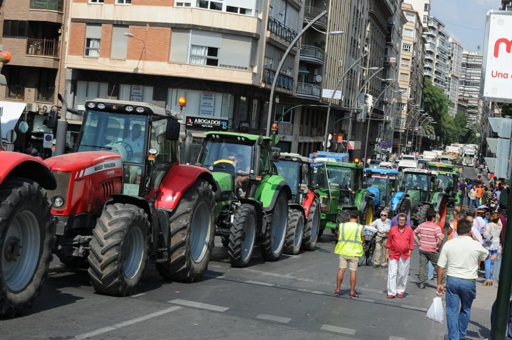 La Gran Vía de Murcia, paralizada por los agricultores