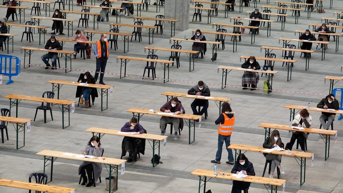 Imagen de archivo de opositores examinándose en el recinto ferial de Silleda.