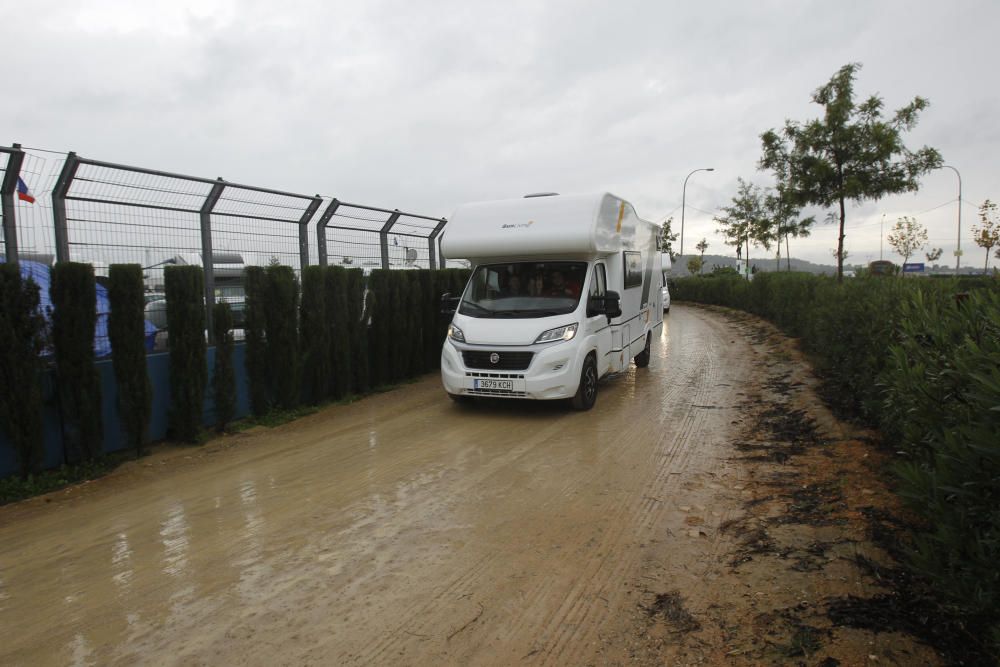 Zonas del camping de Cheste embarradas por las lluvias