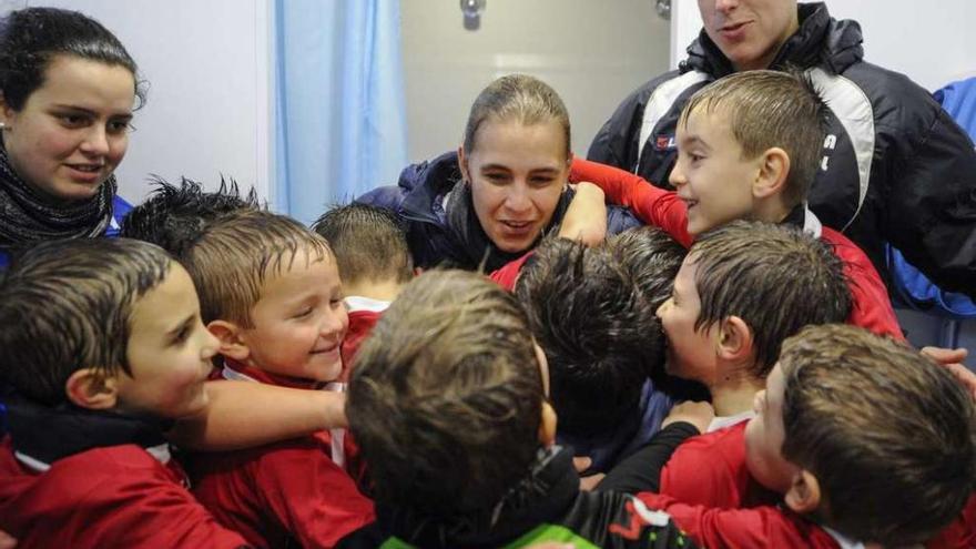 Nieves Álvarez se abraza a los componentes de su equipo en el vestuario de Os Remedios. // Brais Lorenzo