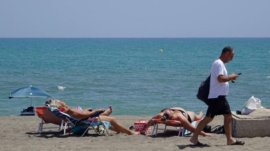 Torremolinos reabre al baño la playa de Los Álamos tras el corte por la rotura del saneamiento