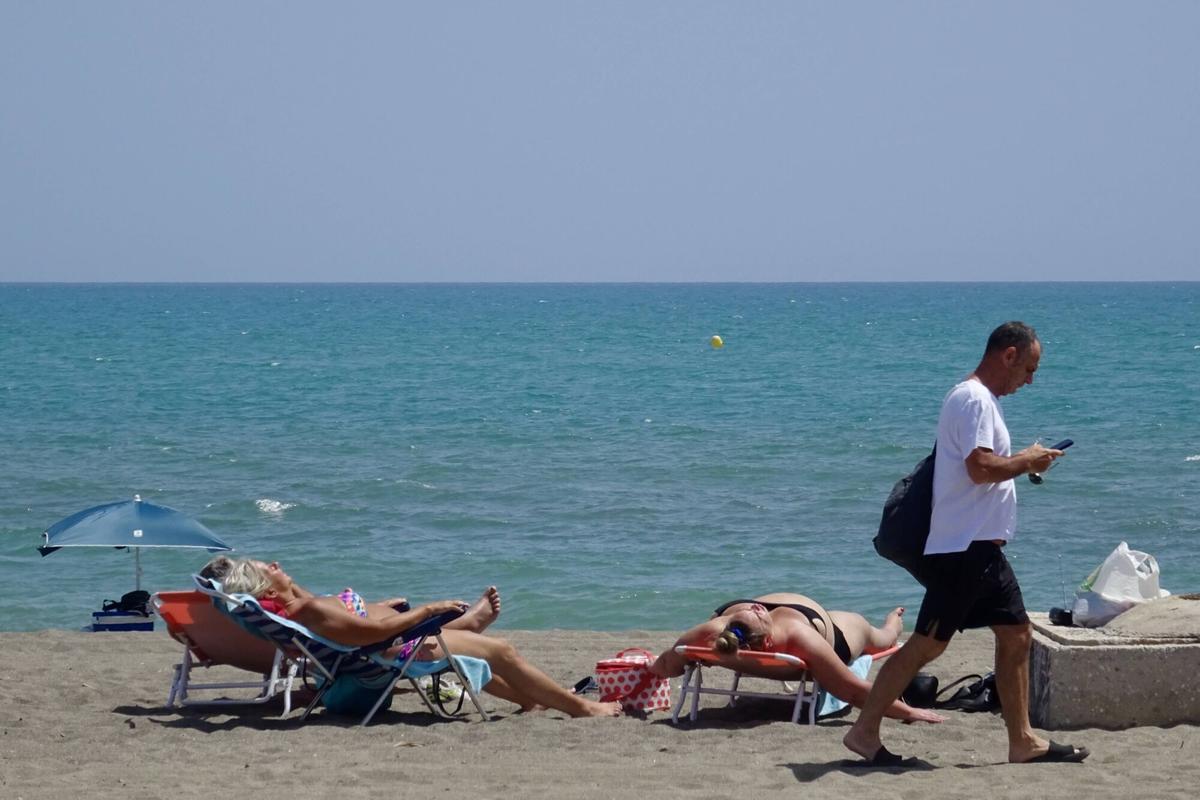 MLG 22-04-2026.-Vista de la playa de Arraijanal en Guadalmar, donde el ayuntamiento de la capital ha cerrado la playa por vertidos de aguas fecales