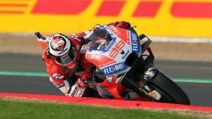 Jorge Lorenzo consigue la pole en una calificación accidentada.