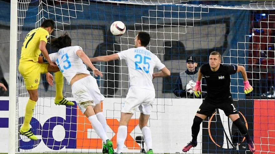 Bruno Soriano marca de cabeza el gol del Villarreal en la última jornada, ante el Zurich.