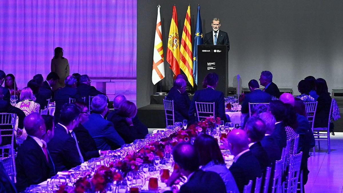 Felipe VI, Sánchez y Aragonés, juntos en la cena del MWC en Barcelona