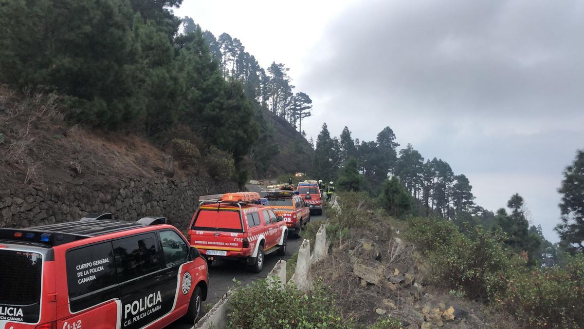 El desprendimiento, al fondo de la vía, impide el paso en las inmediaciones de El Charco de los vehículos de la Policía Canaria.