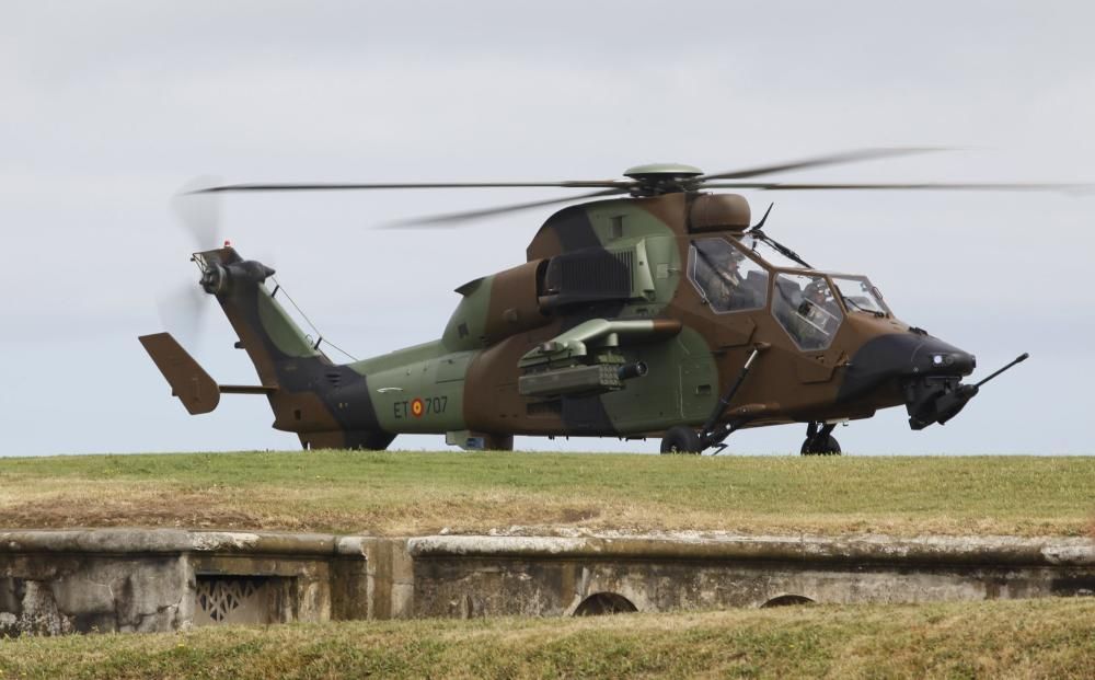 Ensayo de los aviones y helicópteros que participarán en el Festival Aéreo de Gijón