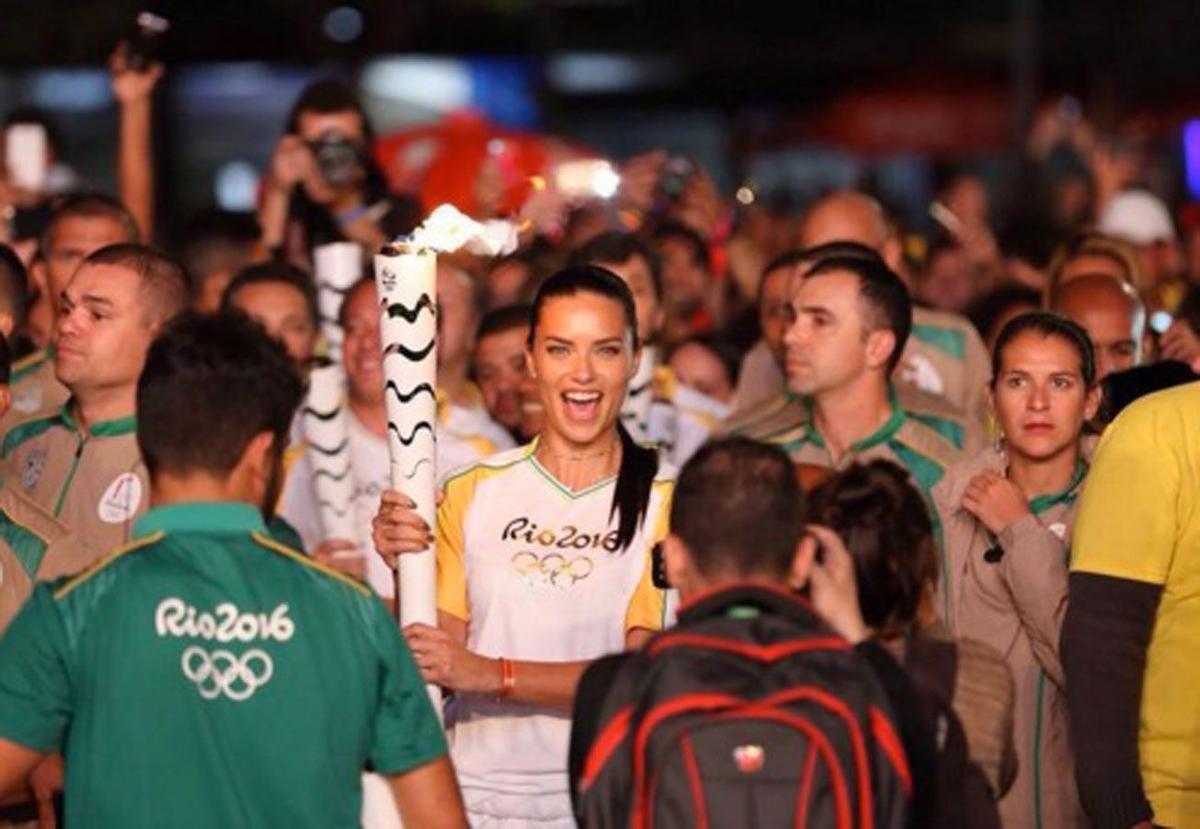 Adriana Lima con la antorcha olímpica