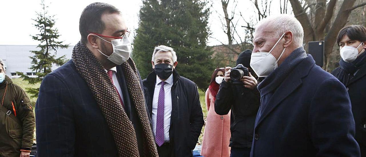 Por la izquierda, el presidente del Principado, Adrián Barbón, conversa con el director de la FINBA, Faustino Blanco, en el acto de colocación de la primera piedra del IPLA en La Corredoria, con el rector, Santiago García Granda, al fondo, y el consejero de Ciencia, Borja Sánchez, a la derecha. | Julián Rus