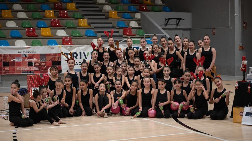 El Festival de Navidad del Club Vilarousa reunió a 150 gimnastas en el pabellón Sara Gómez