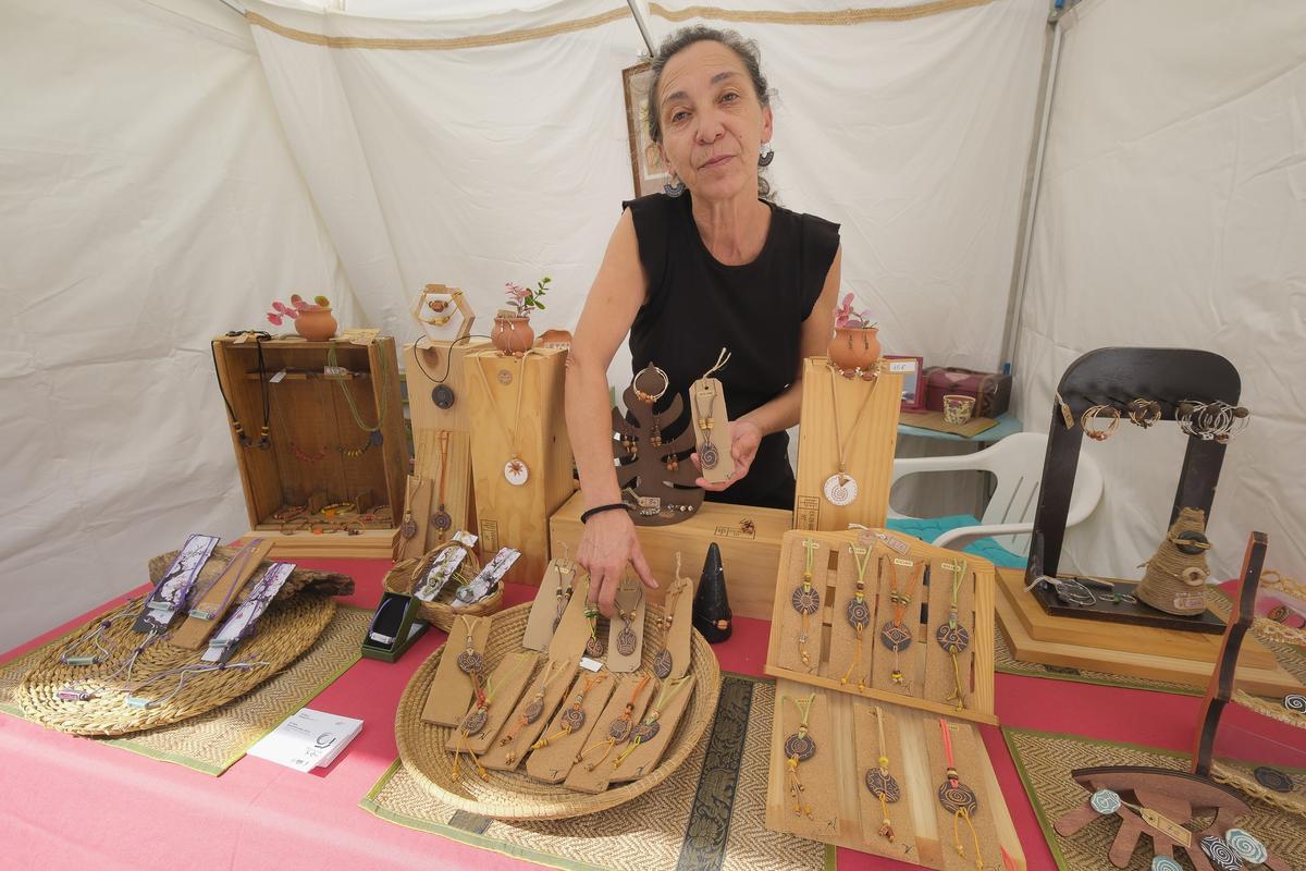 La artesana Noelia González muestra sus creaciones.