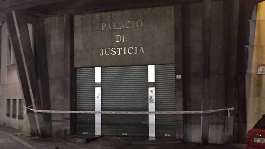 Acceso al Palacio de Justicia de la calle Decano Prendes Pando.