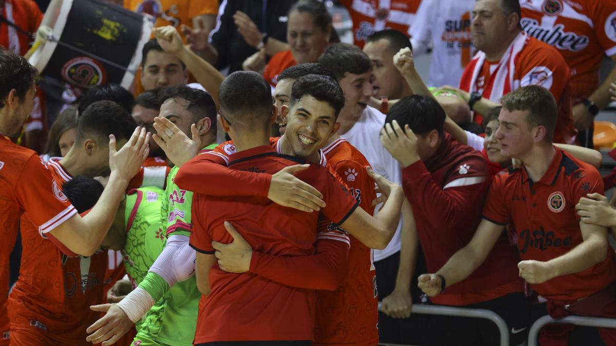 Celebración de la victoria en un partido del Jimbee.