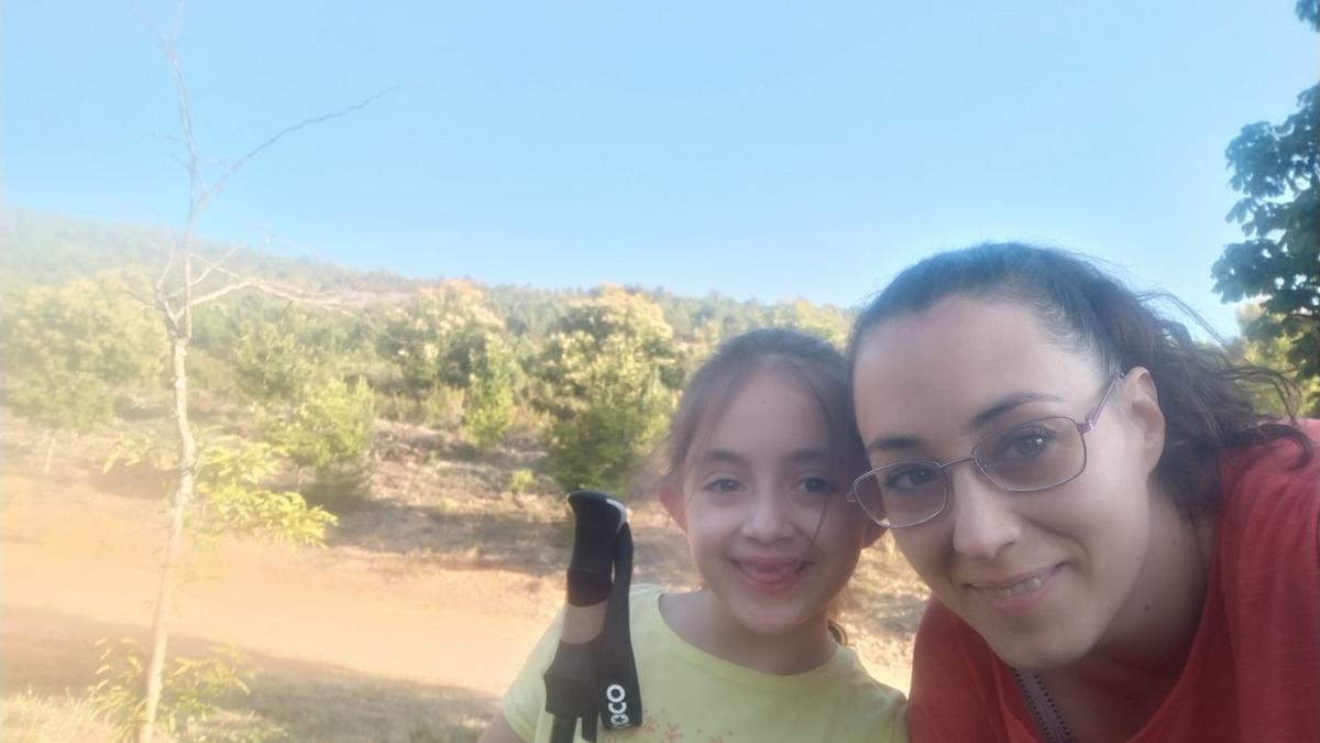 Alba y Laura de paseo por el pueblo.