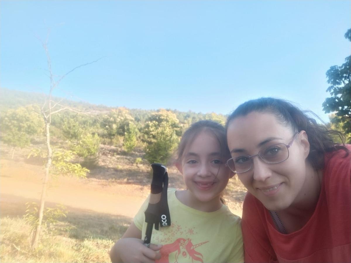 Alba y Lura de paseo por el pueblo.