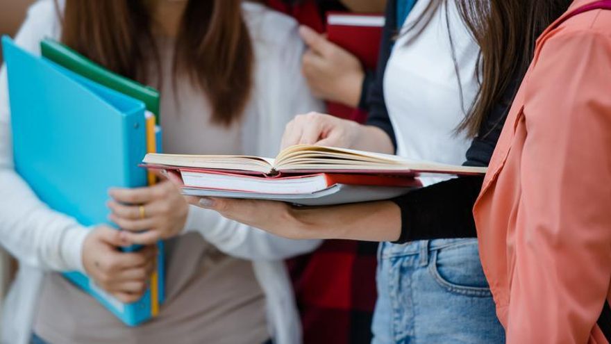 Una de cada tres noies estudiants de secundària fa un ús compulsiu d&#039;internet