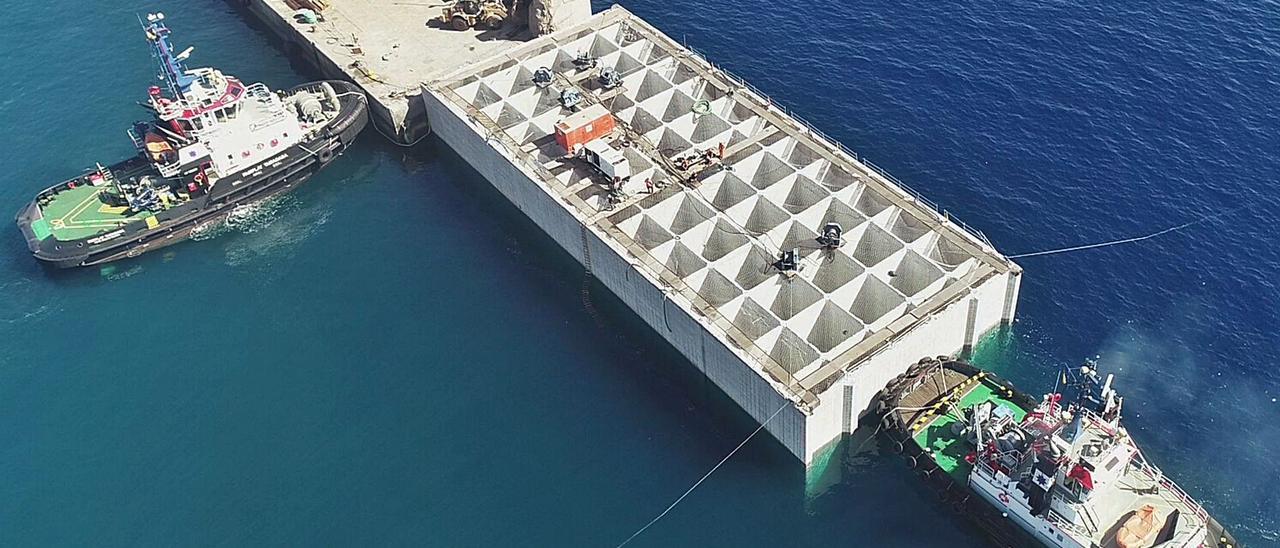 Colocación del primer cajón de la ampliación del muelle Reina Sofía, el pasado lunes.