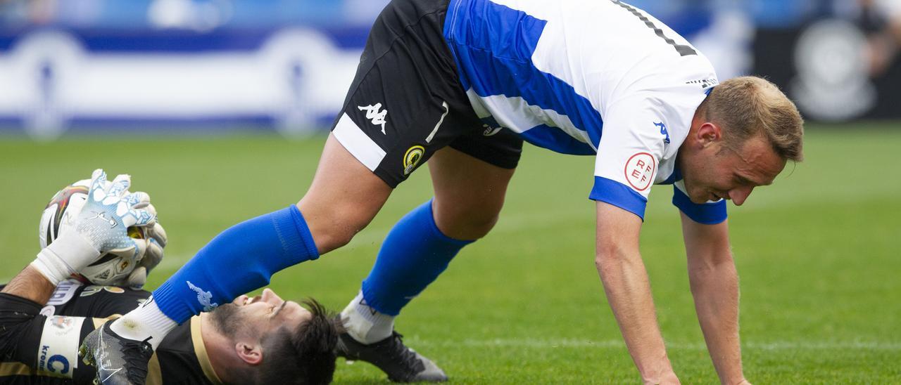 El portero del Polideportivo El Ejido se anticipa a Aketxe, que maniobra sobre la marcha para evitar llevarse por delante al meta durante el partido en el Rico Pérez.