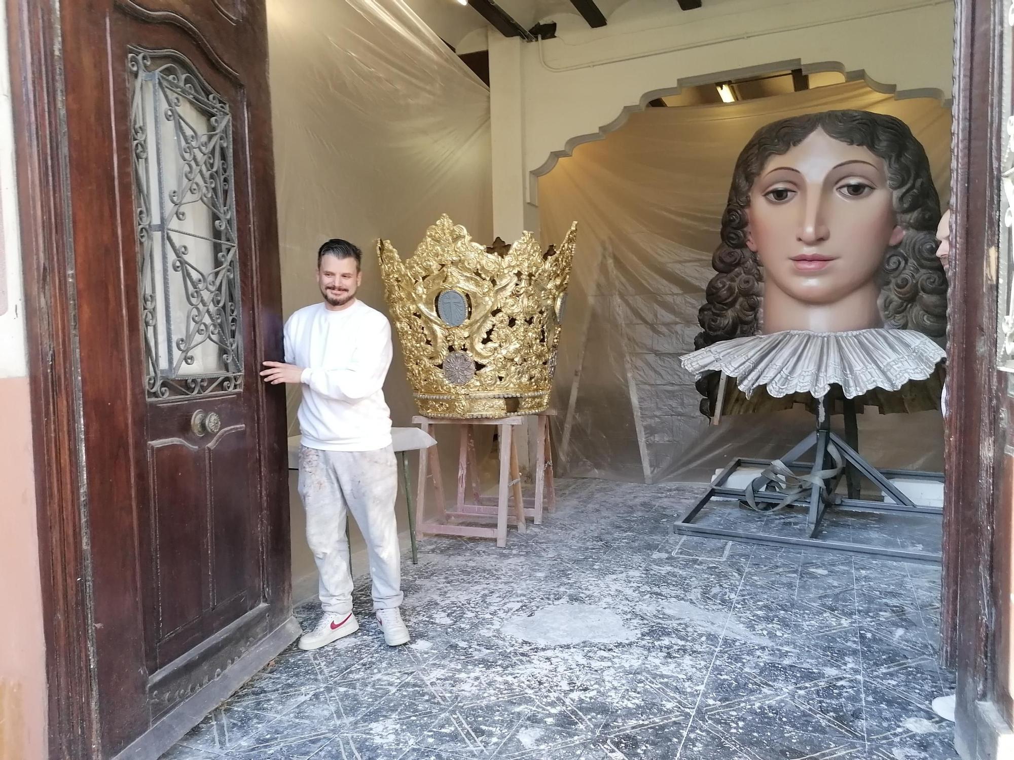 El artista José Luis Ceballos abre las puertas del taller donde ha realizado la restauración.