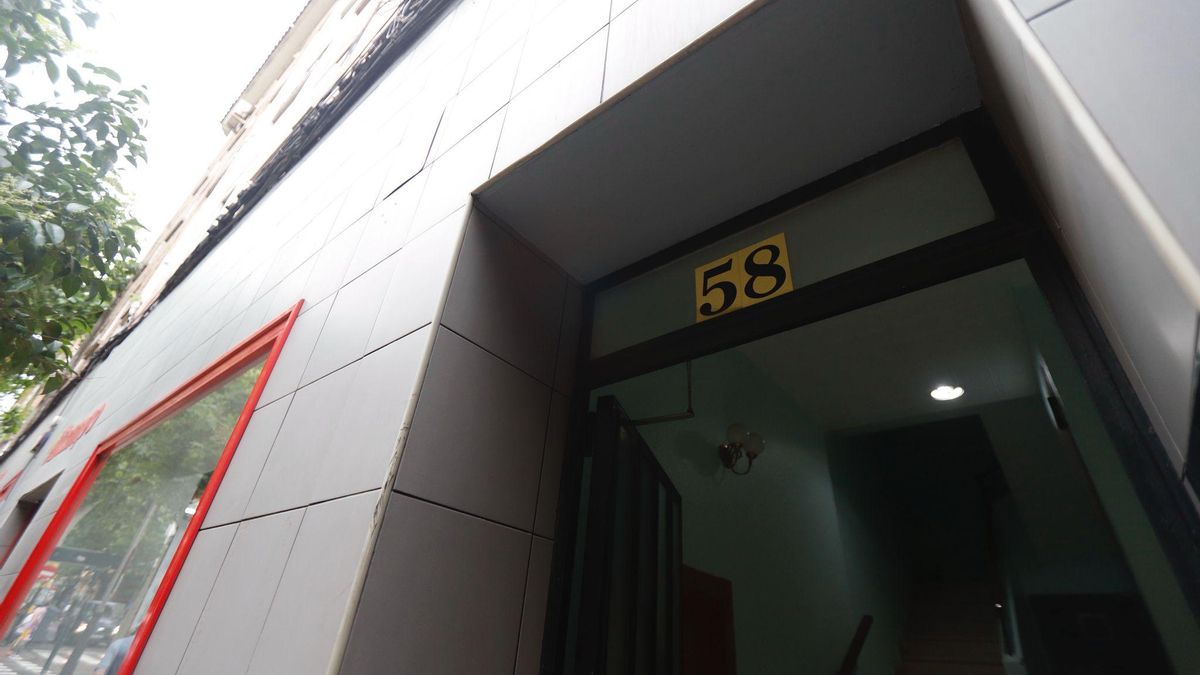 Portal 58 de la avenida América de Zaragoza, donde se ha producido el incendio.