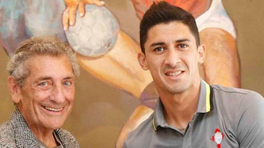 Pablo Hernández estrecha la mano al presidente del Celta tras firmar la renovación de su contrato.