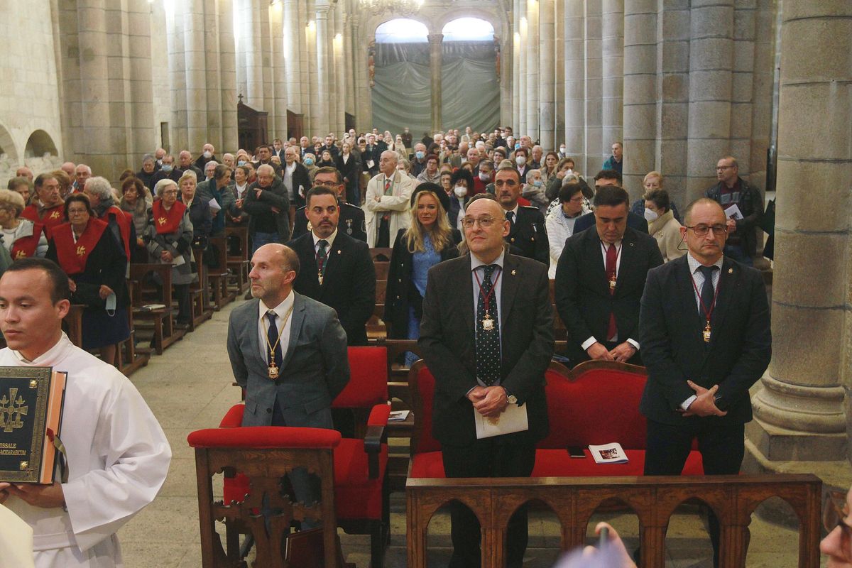Autoridades entre los asistentes a la misa de San Martiño.