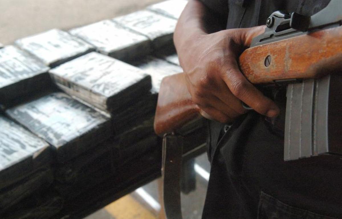 Un agente de la DEA, junto a droga incautrada en República Dominicana.