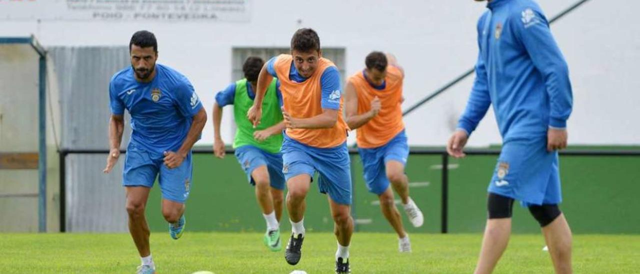 Tubo, Kevin Presa y Edu Sousa durante un entrenamiento en el campo de fútbol de A Seca. // Gustavo Santos