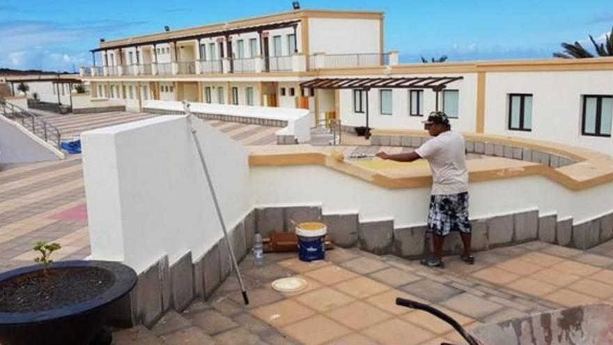 Operarios trabajan en la rehabilitación del albergue de La Santa, en Lanzarote, antes de pasar a alojar a menores migrantes, en una imagen de archivo.