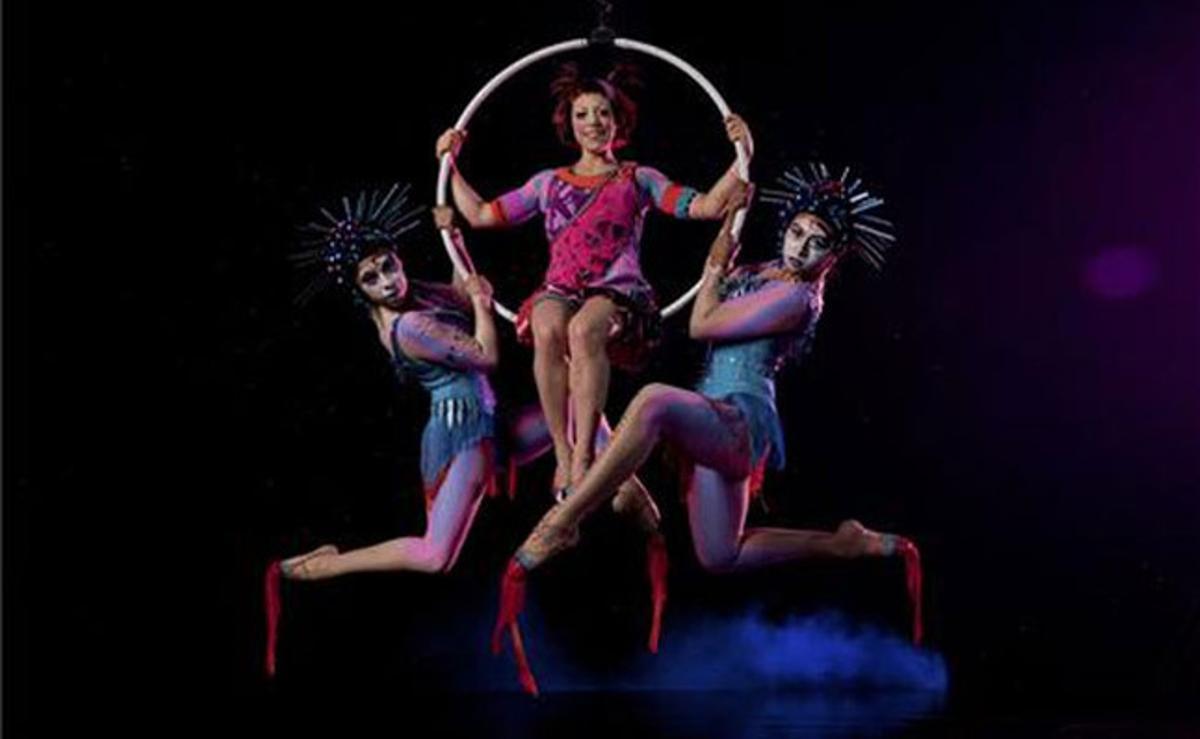 Artistes del Cirque du Soleil actuen durant una representació a Macau (Xina).