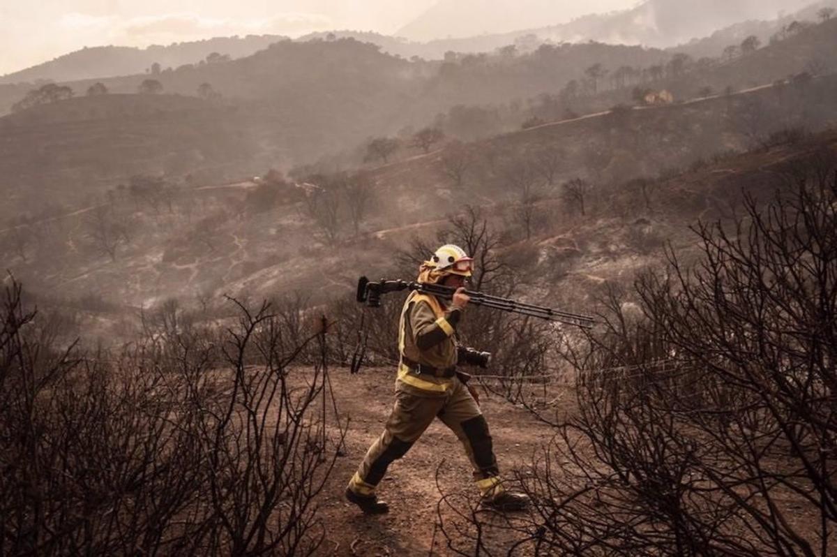 Un bombero en el incendio que afecta a la zona de Venta de los Condes en Mijas